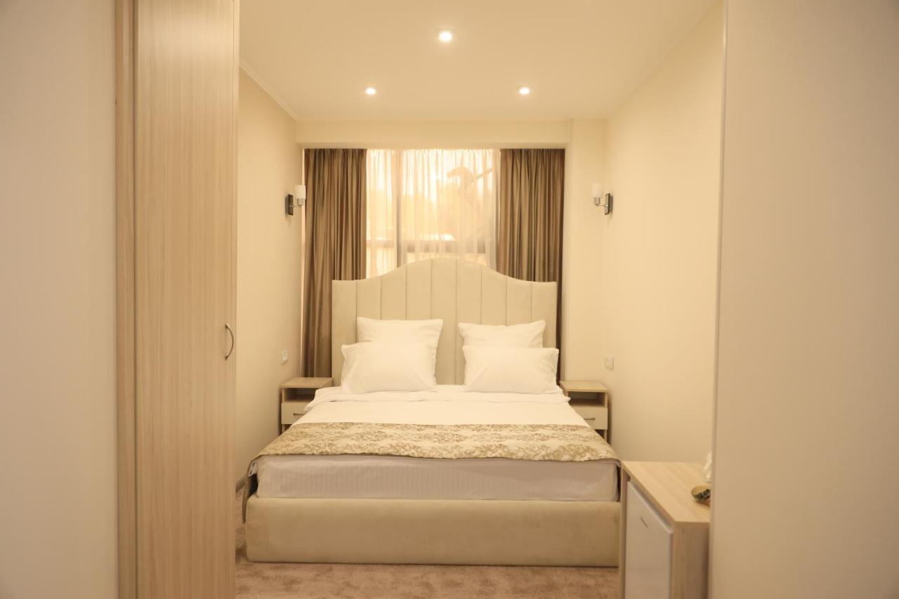 Delin Hotel And Tours Jerevan Buitenkant foto