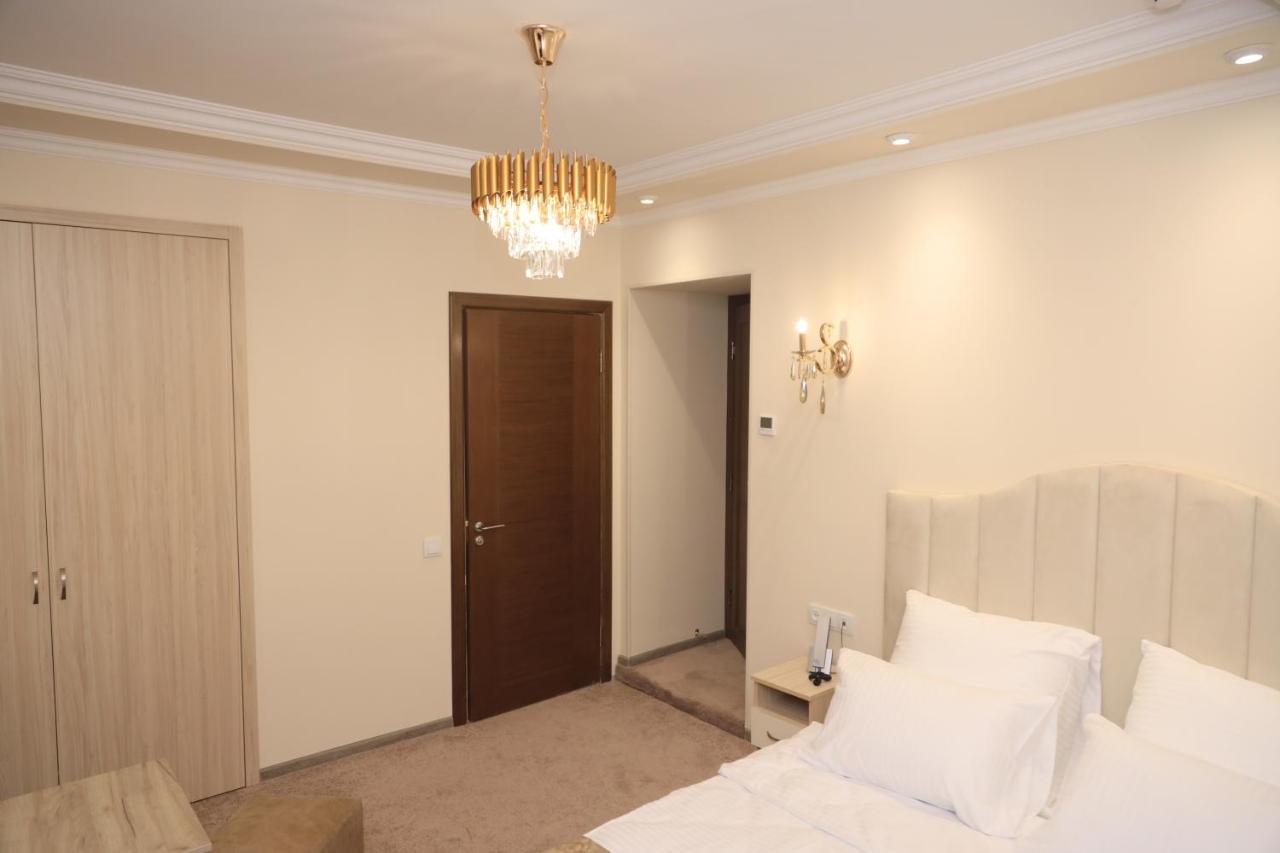 Delin Hotel And Tours Jerevan Buitenkant foto