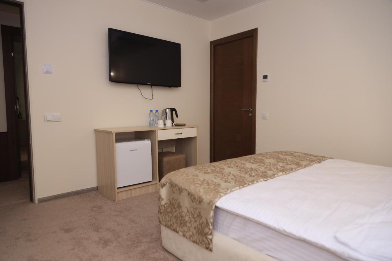 Delin Hotel And Tours Jerevan Buitenkant foto