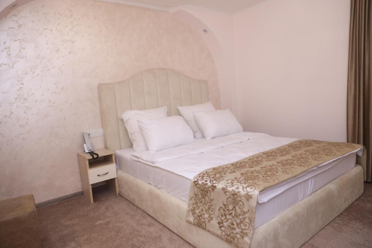 Delin Hotel And Tours Jerevan Buitenkant foto