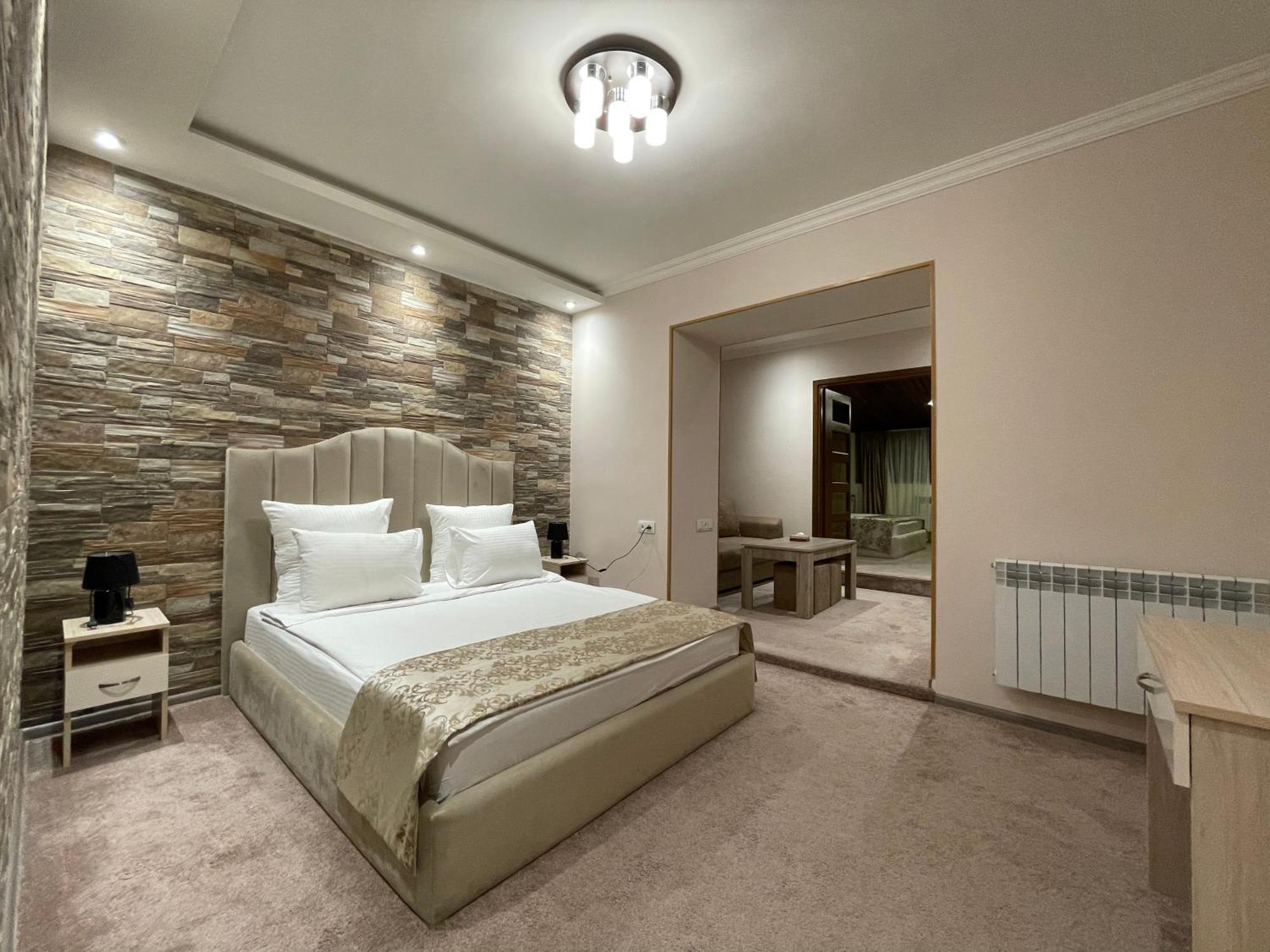 Delin Hotel And Tours Jerevan Buitenkant foto