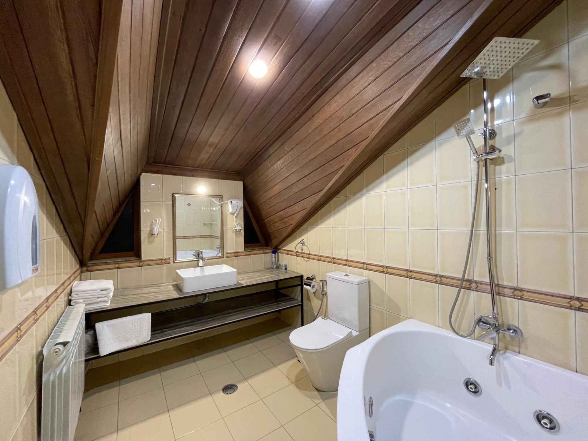 Delin Hotel And Tours Jerevan Buitenkant foto