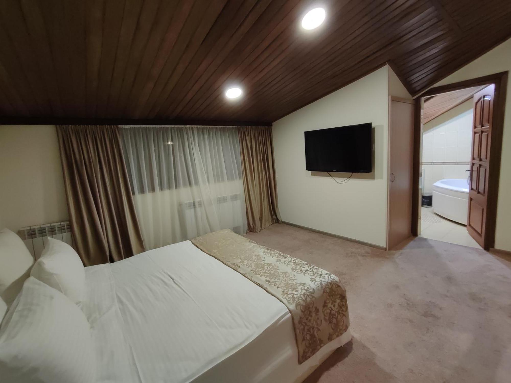 Delin Hotel And Tours Jerevan Buitenkant foto