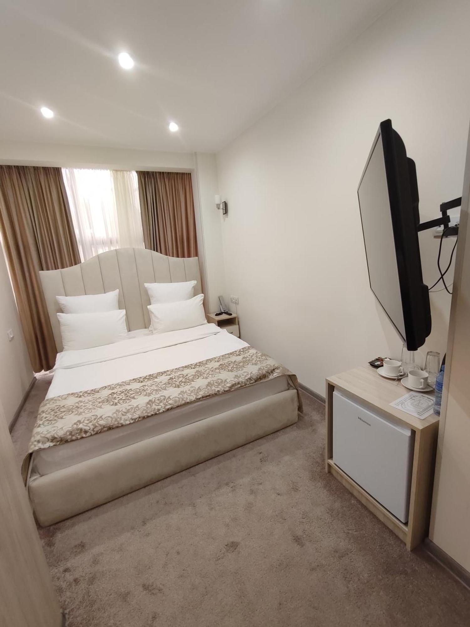 Delin Hotel And Tours Jerevan Buitenkant foto