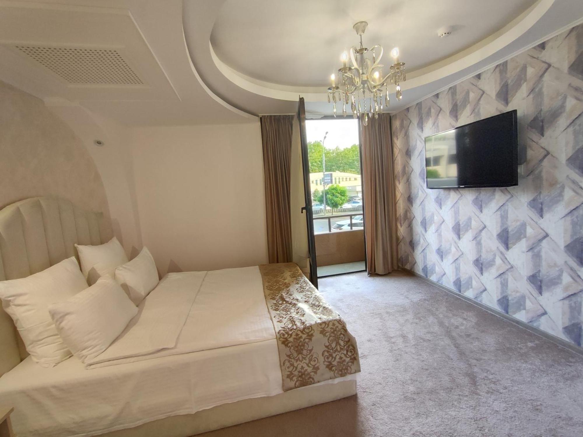 Delin Hotel And Tours Jerevan Buitenkant foto