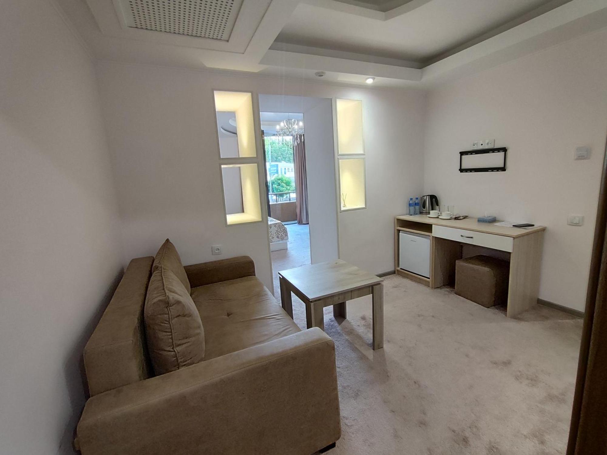 Delin Hotel And Tours Jerevan Buitenkant foto
