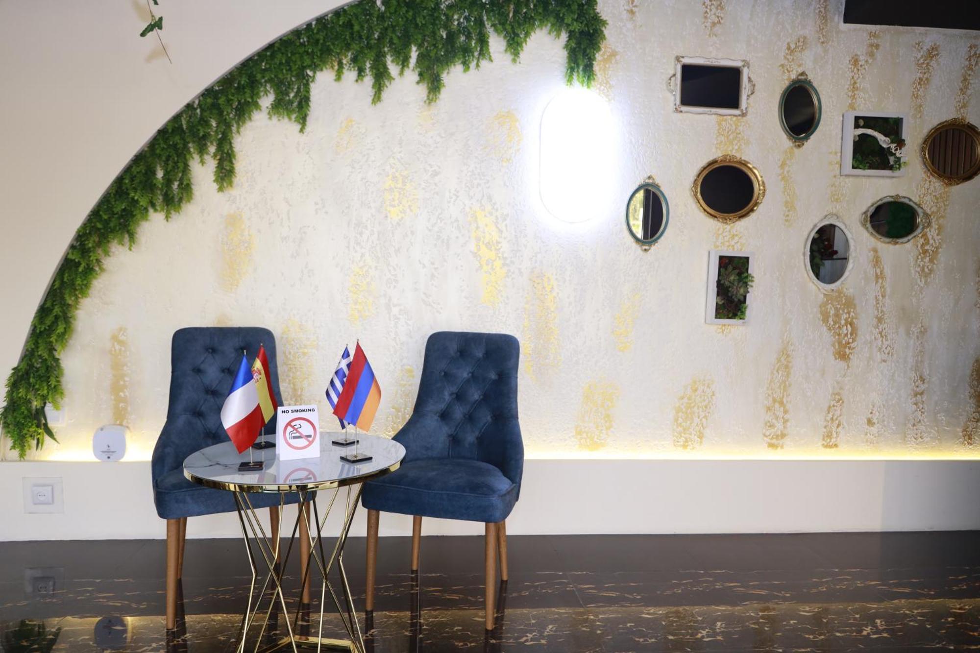 Delin Hotel And Tours Jerevan Buitenkant foto