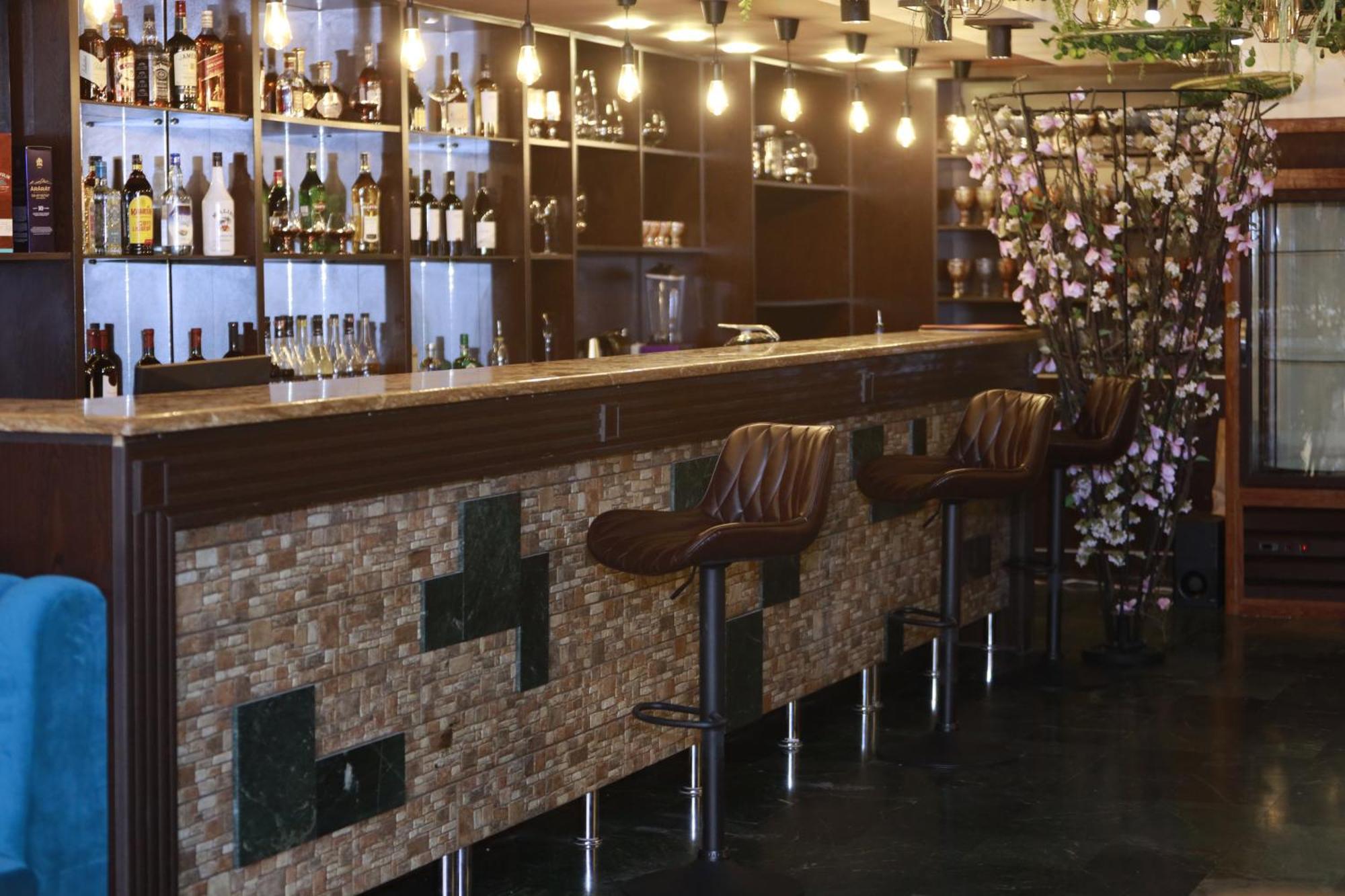 Delin Hotel And Tours Jerevan Buitenkant foto