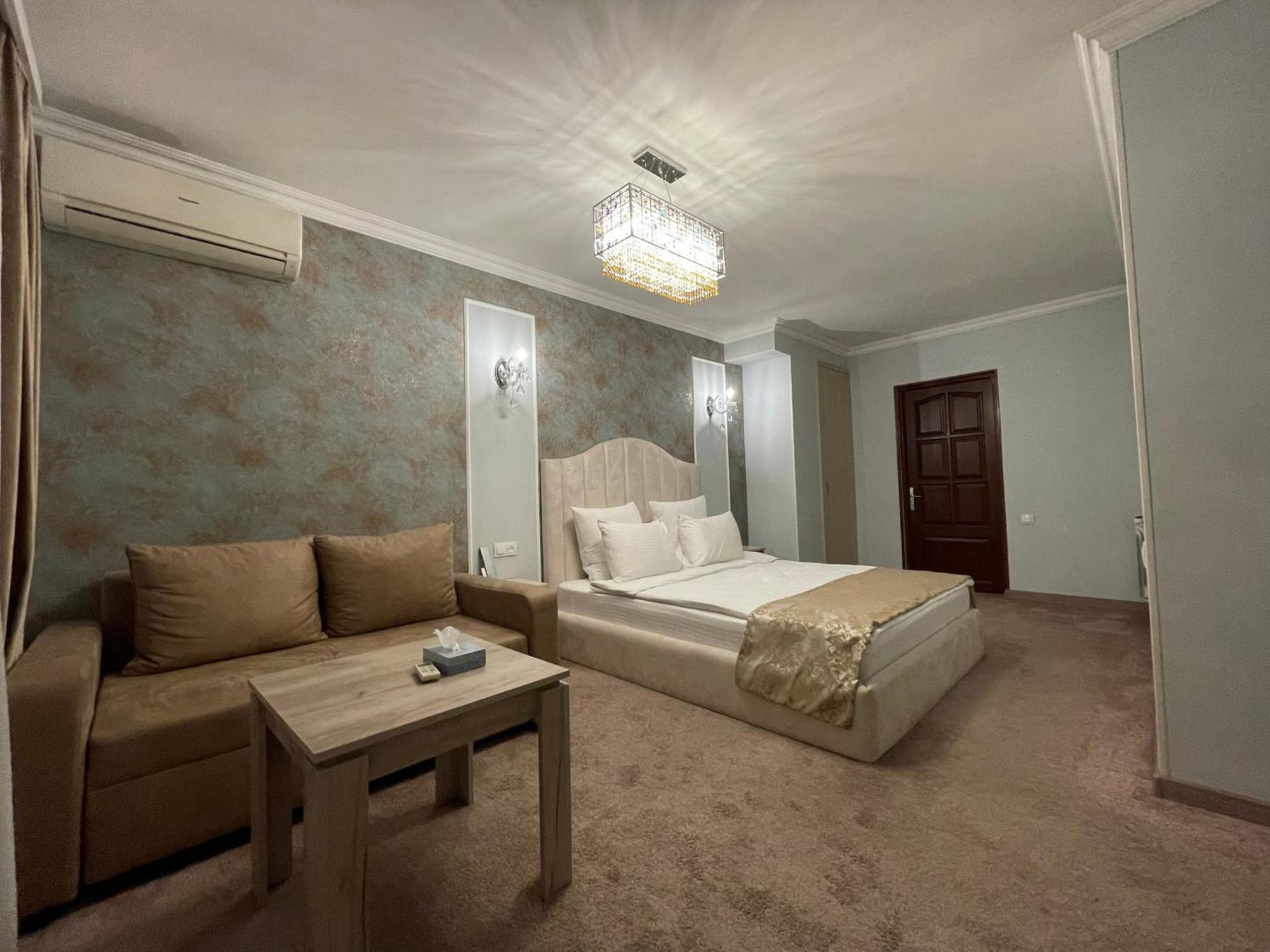 Delin Hotel And Tours Jerevan Buitenkant foto