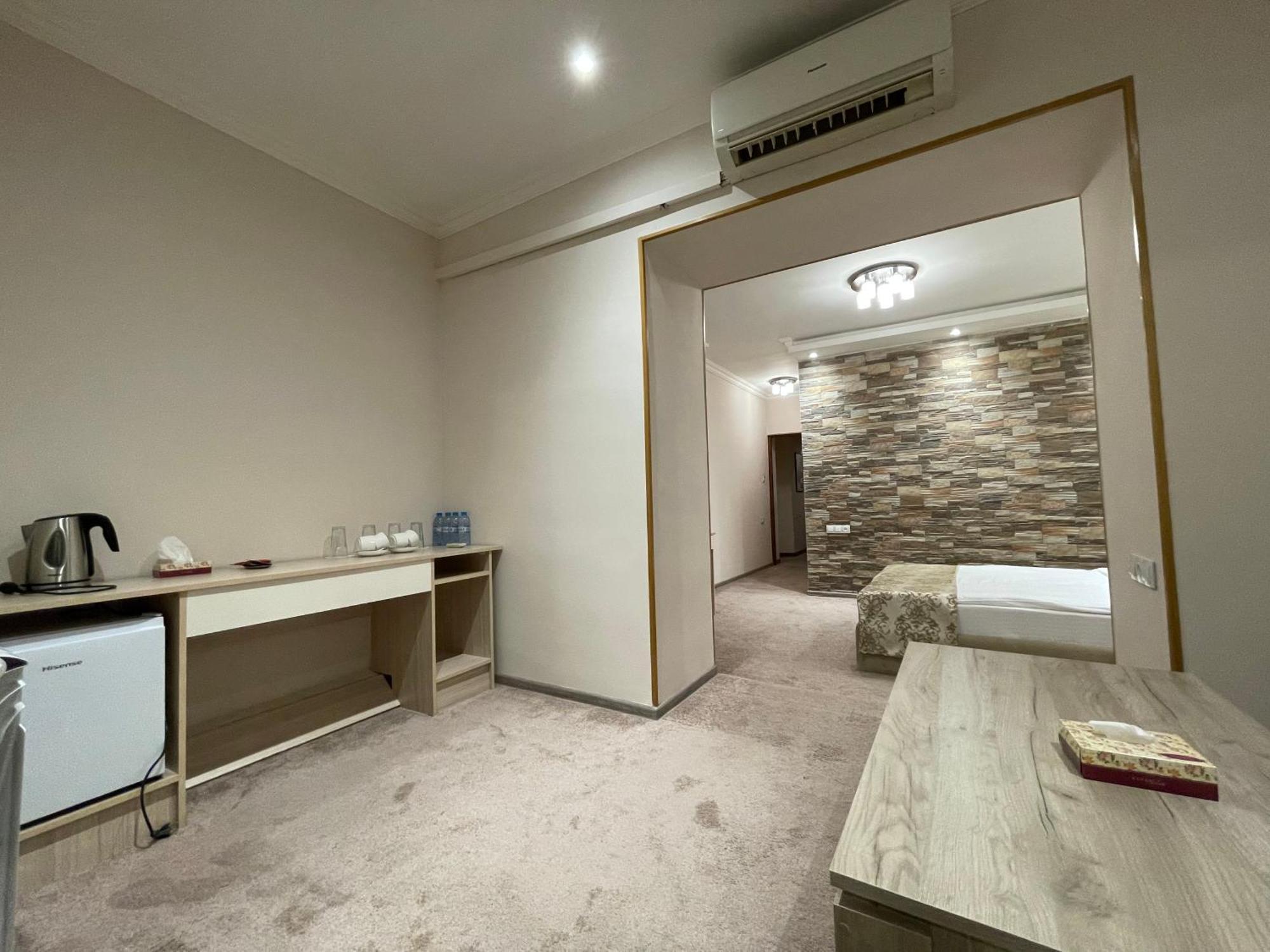 Delin Hotel And Tours Jerevan Buitenkant foto