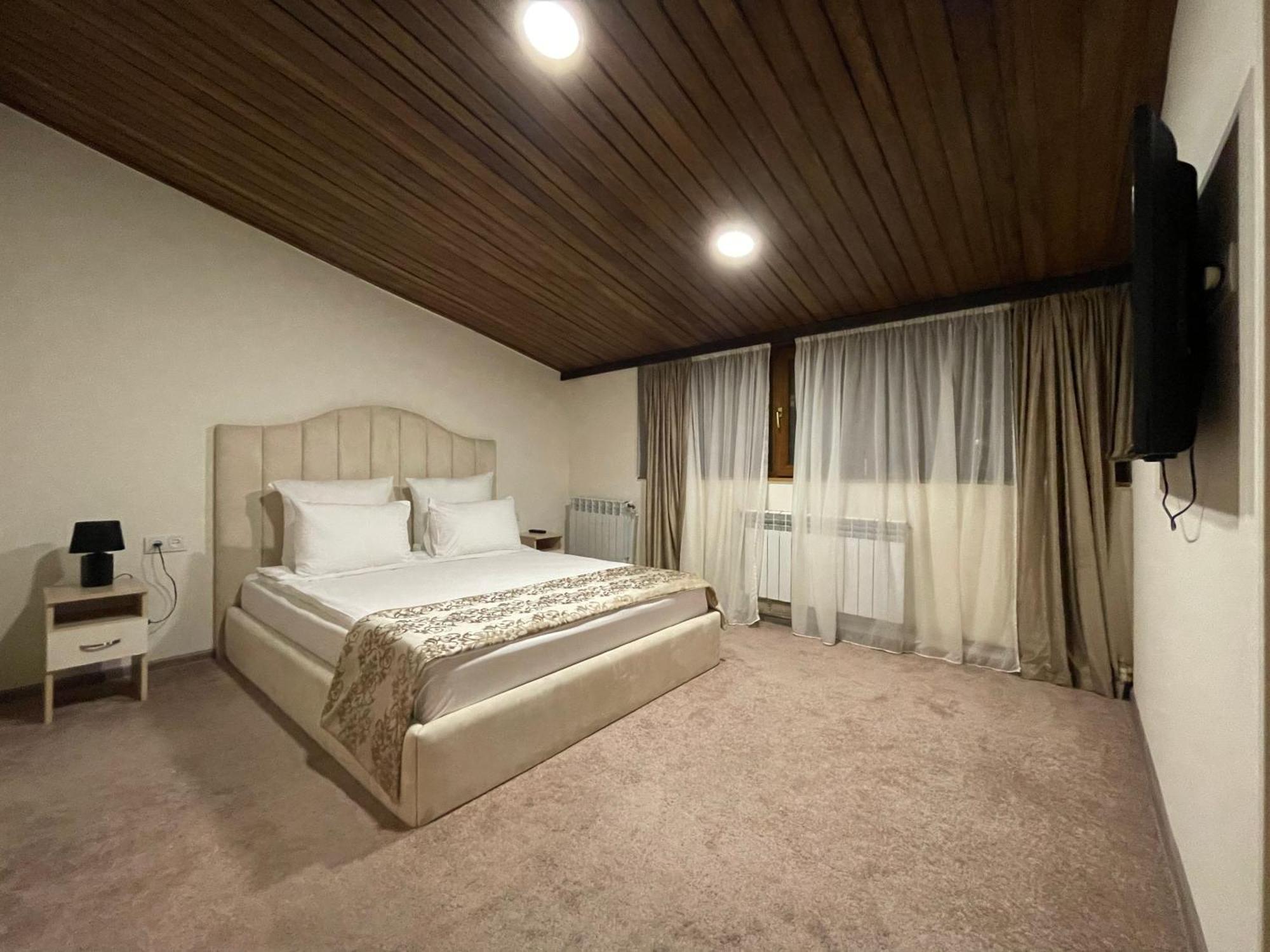 Delin Hotel And Tours Jerevan Buitenkant foto