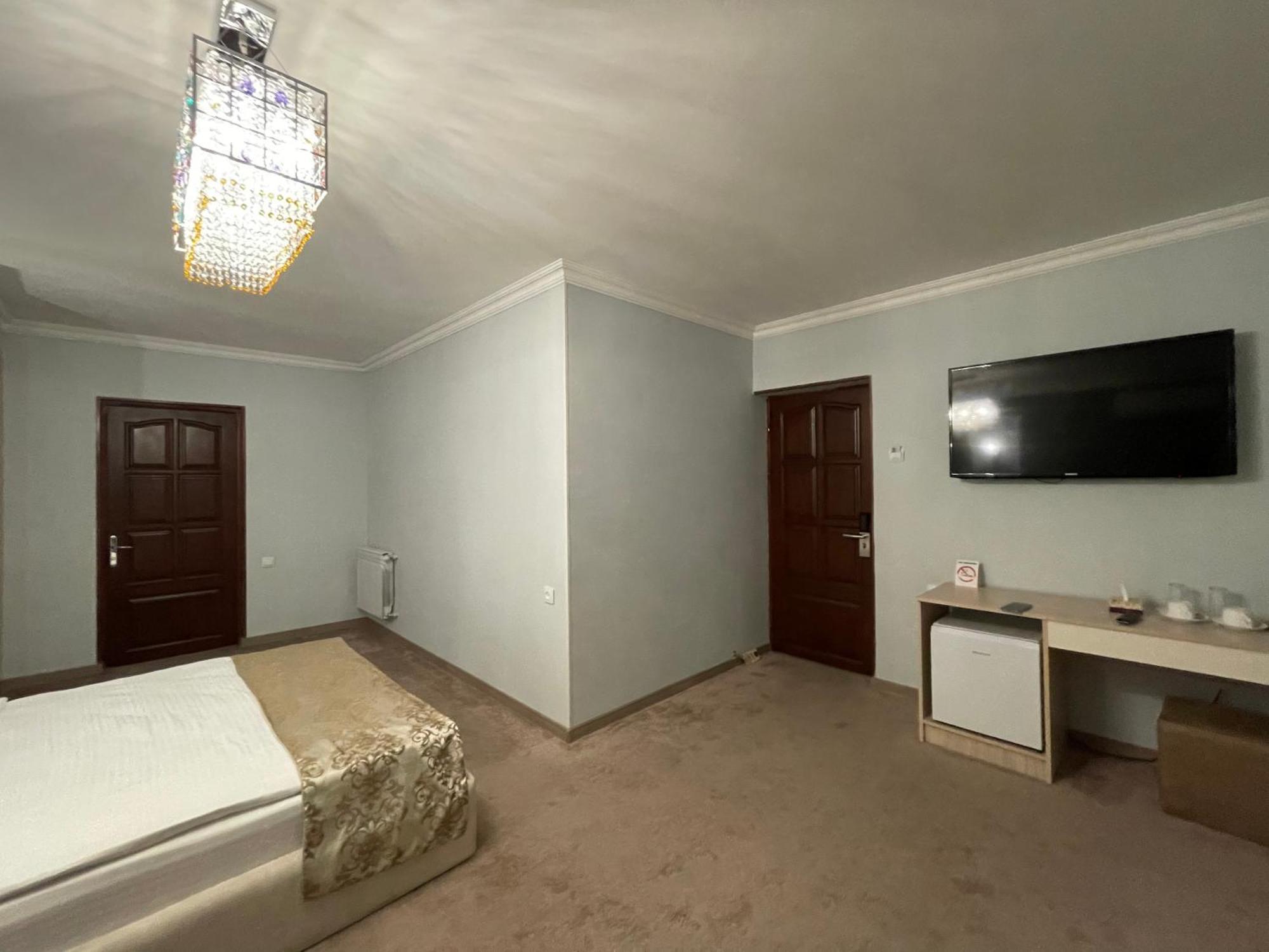 Delin Hotel And Tours Jerevan Buitenkant foto
